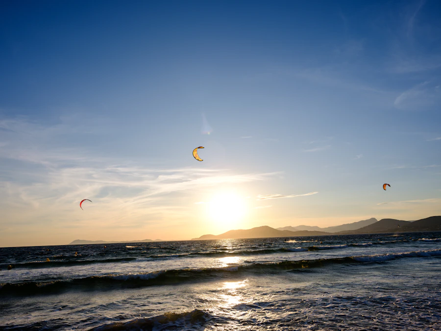Kitesurfeurs au coucher du soleil sur la plage de l'Almanarre, à Hyères