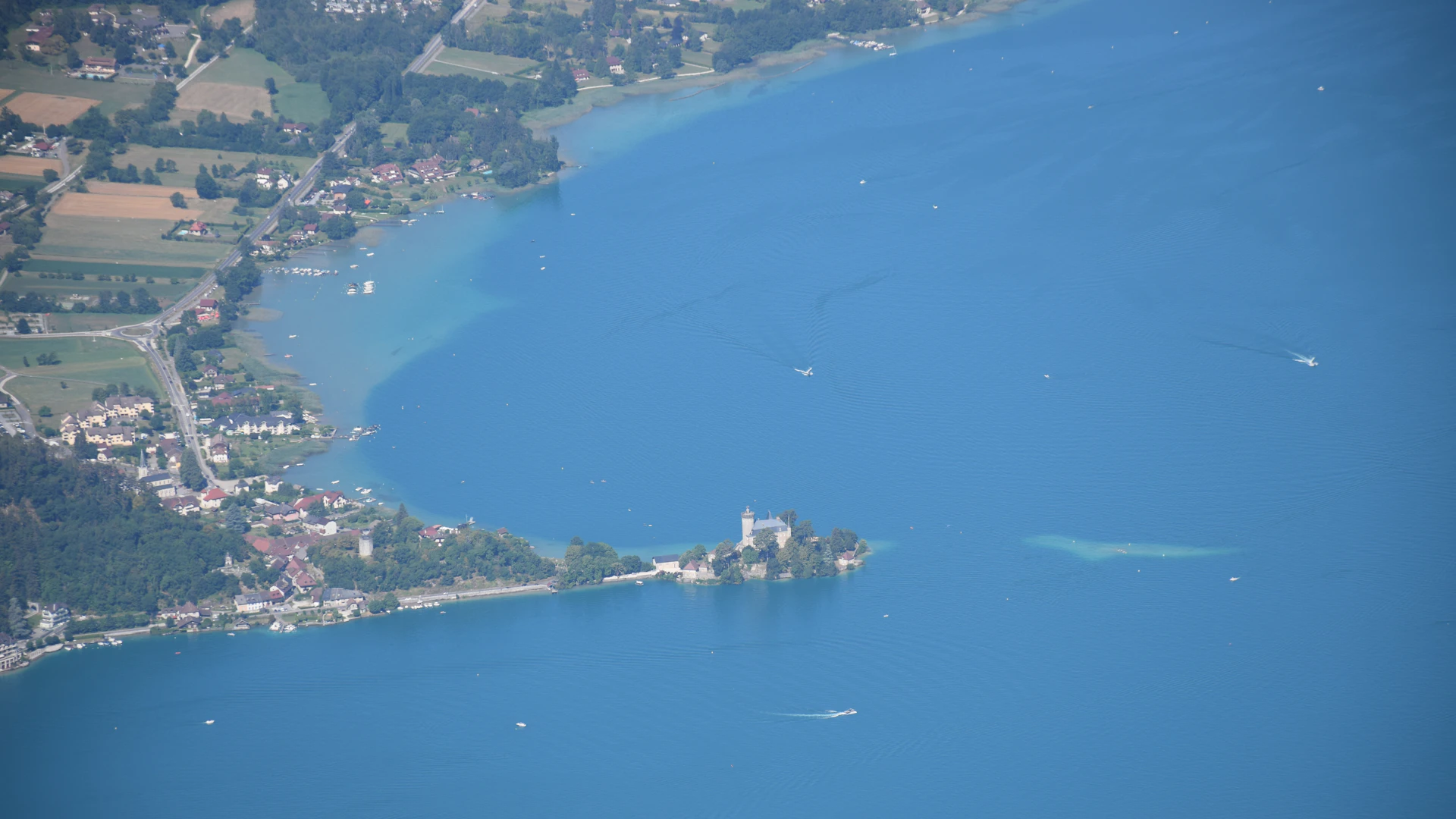 Le lac d'Annecy et le château de Duingt dans les Alpes