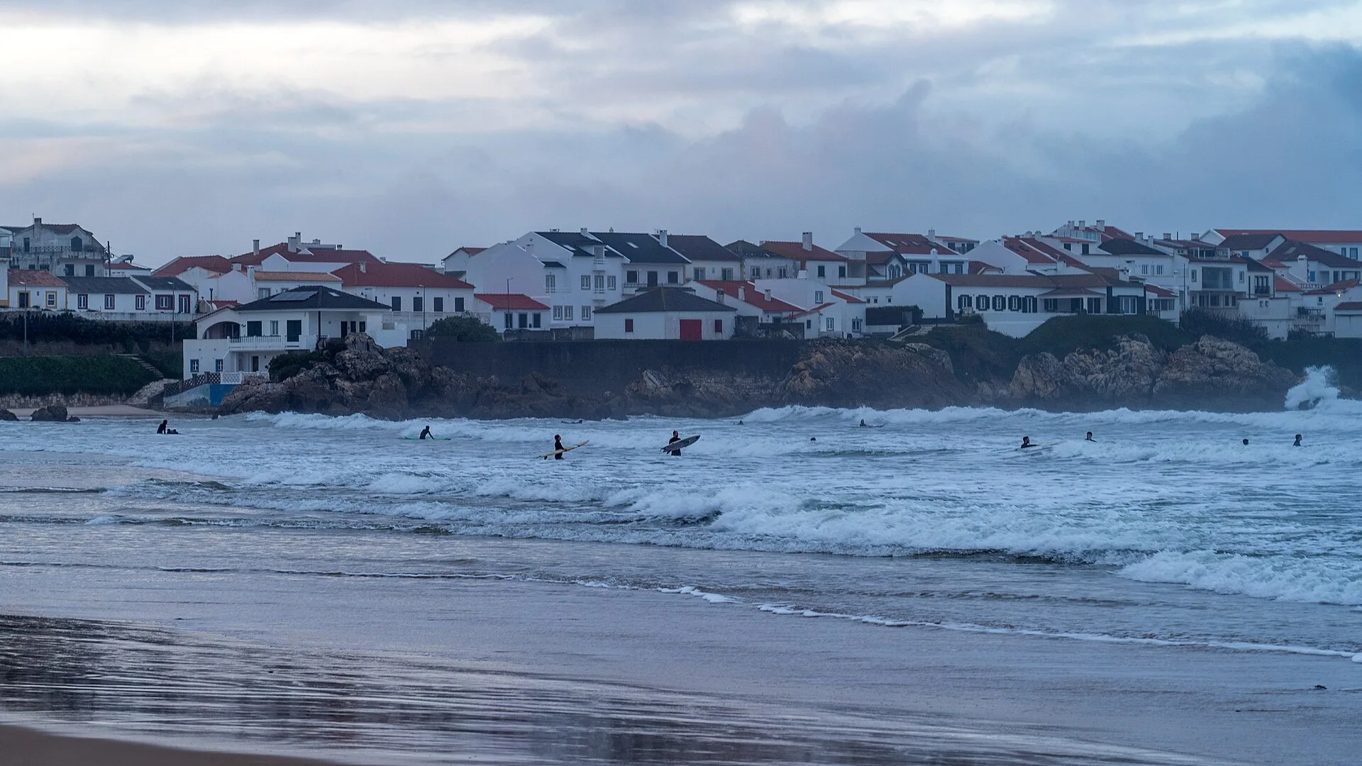 Surfeurs à Baleal, Peniche, au crépuscule