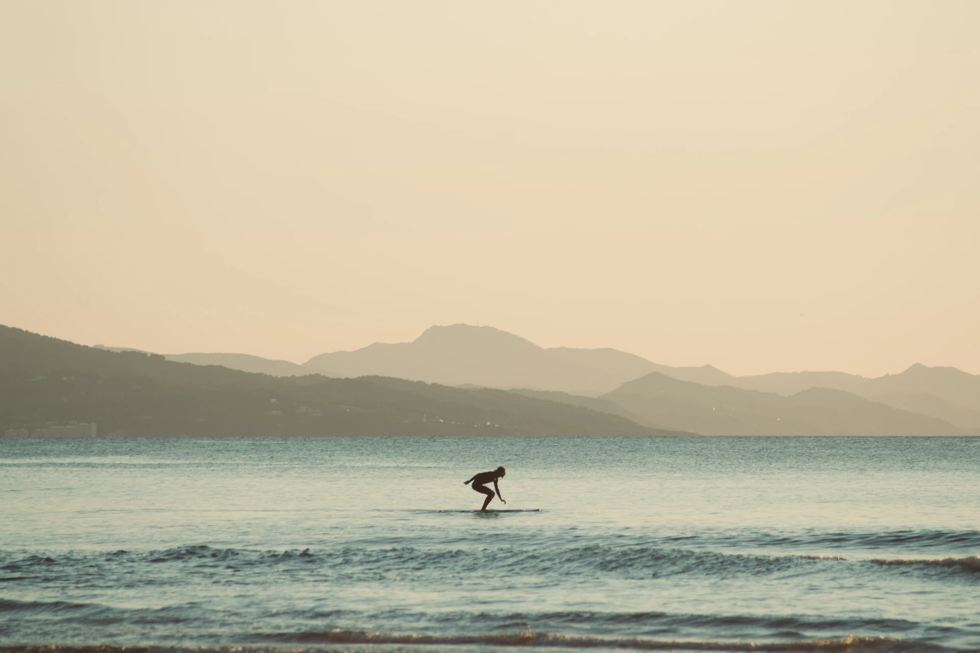 Surfeur en pleine session sur une vague à Biarritz, Pays basque