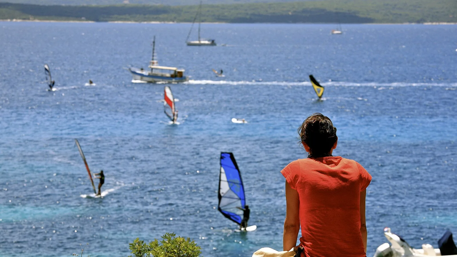 Windsurfistas en el canal de Hvar, frente a Bol, isla de Brač, Croacia