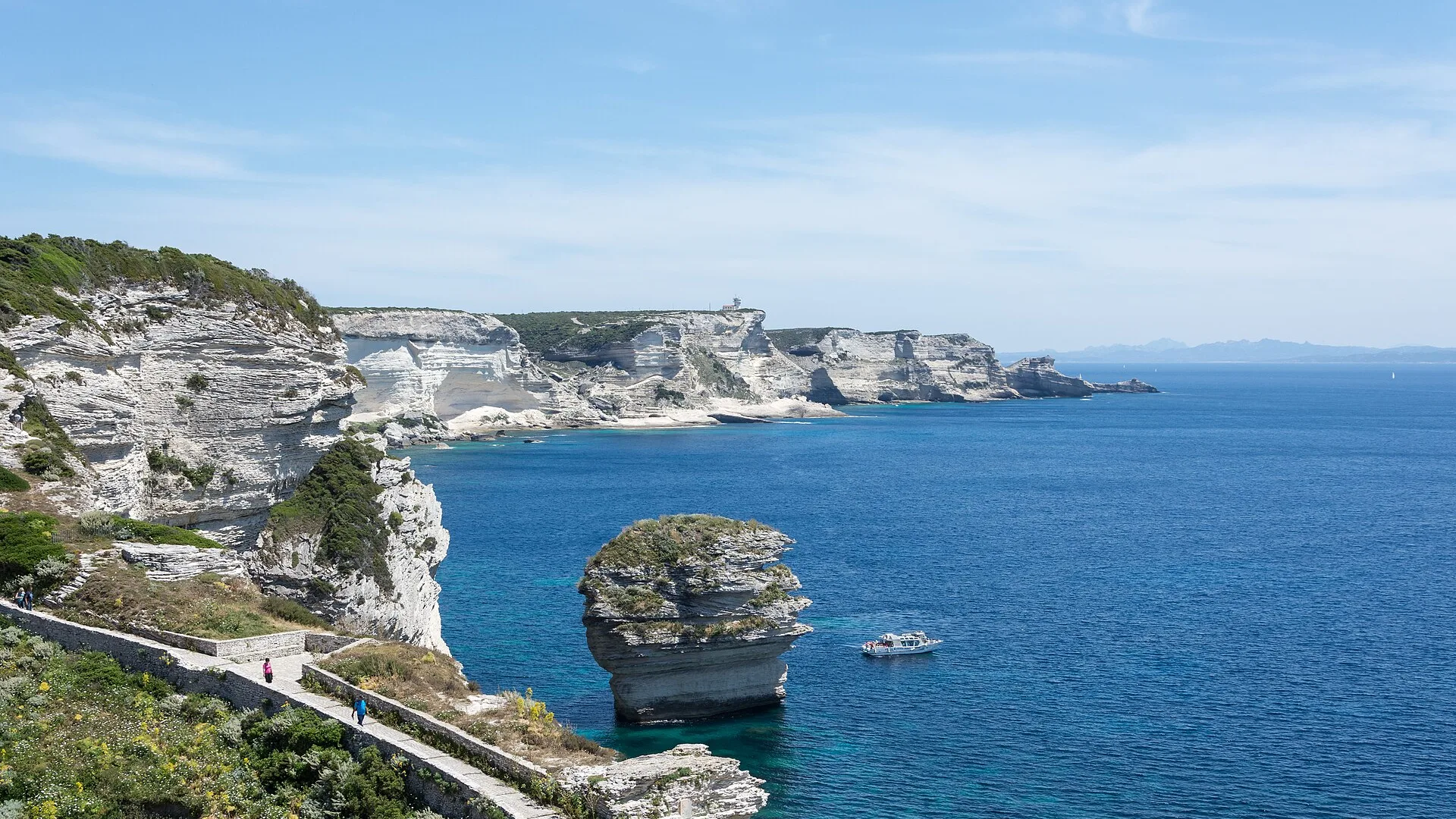 Les falaises blanches de Bonifacio et le détroit vu depuis la citadelle, en Corse