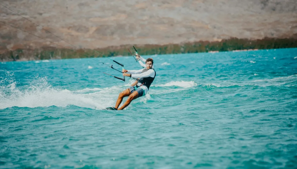 Kitesurfeur évoluant dans une eau turquoise à Punta Salinas, République Dominicaine