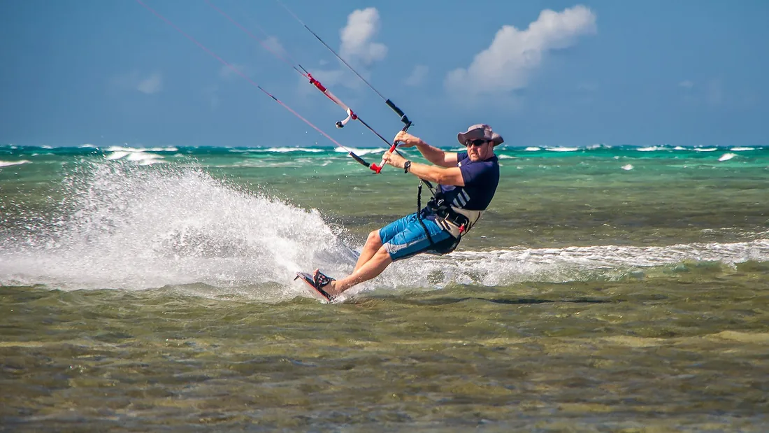Kitesurfista levantando una cortina de agua en los flats de Buen Hombre
