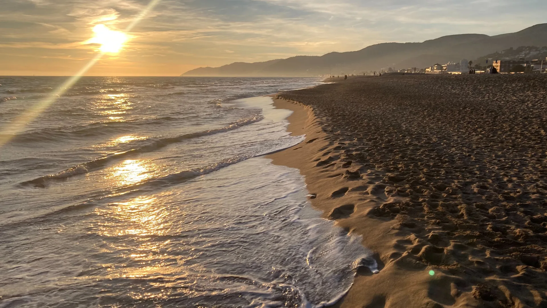 Playa de Castelldefels al atardecer, en la costa de Barcelona