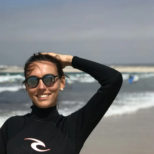 Surfeuse portant une combinaison néoprène coupe femme
