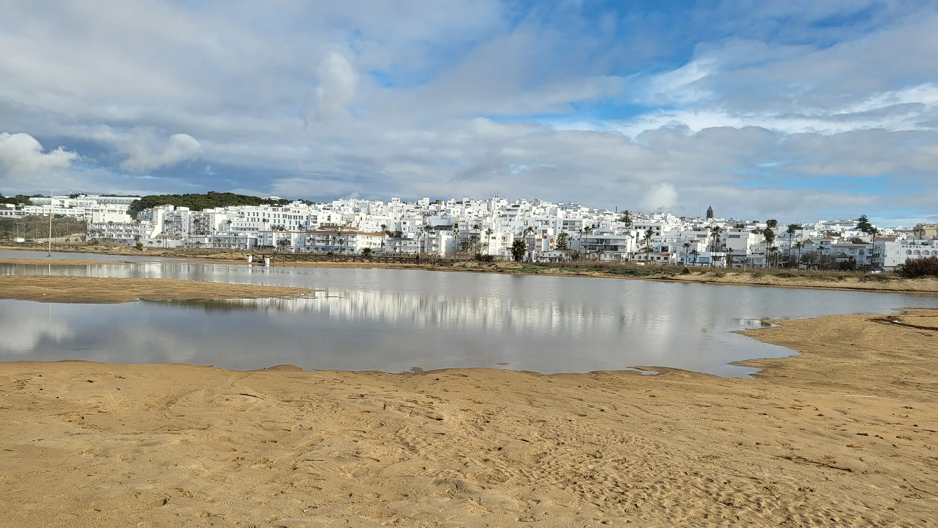 Playa de los Bateles y el pueblo de Conil de la Frontera, en la costa de Cádiz