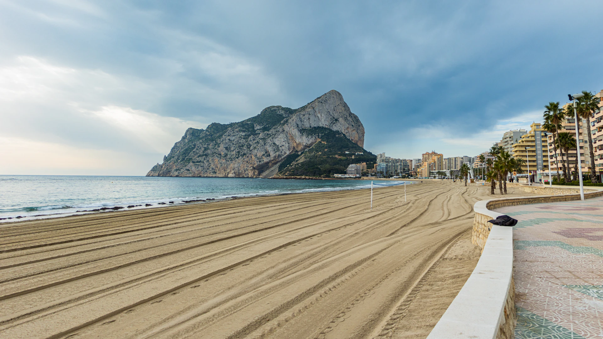 Playa y Peñón de Ifach en Calpe, en la Costa Blanca (imagen de referencia de la comarca, no es la playa de Oliva)