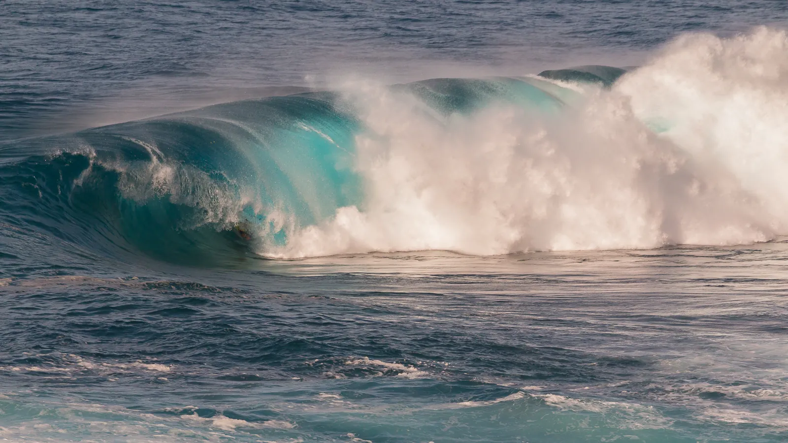 A large wave breaking with a hollow barrel at El Frontón in Gáldar, Gran Canaria, during the 2016 Frontón King Pro bodyboard world championship