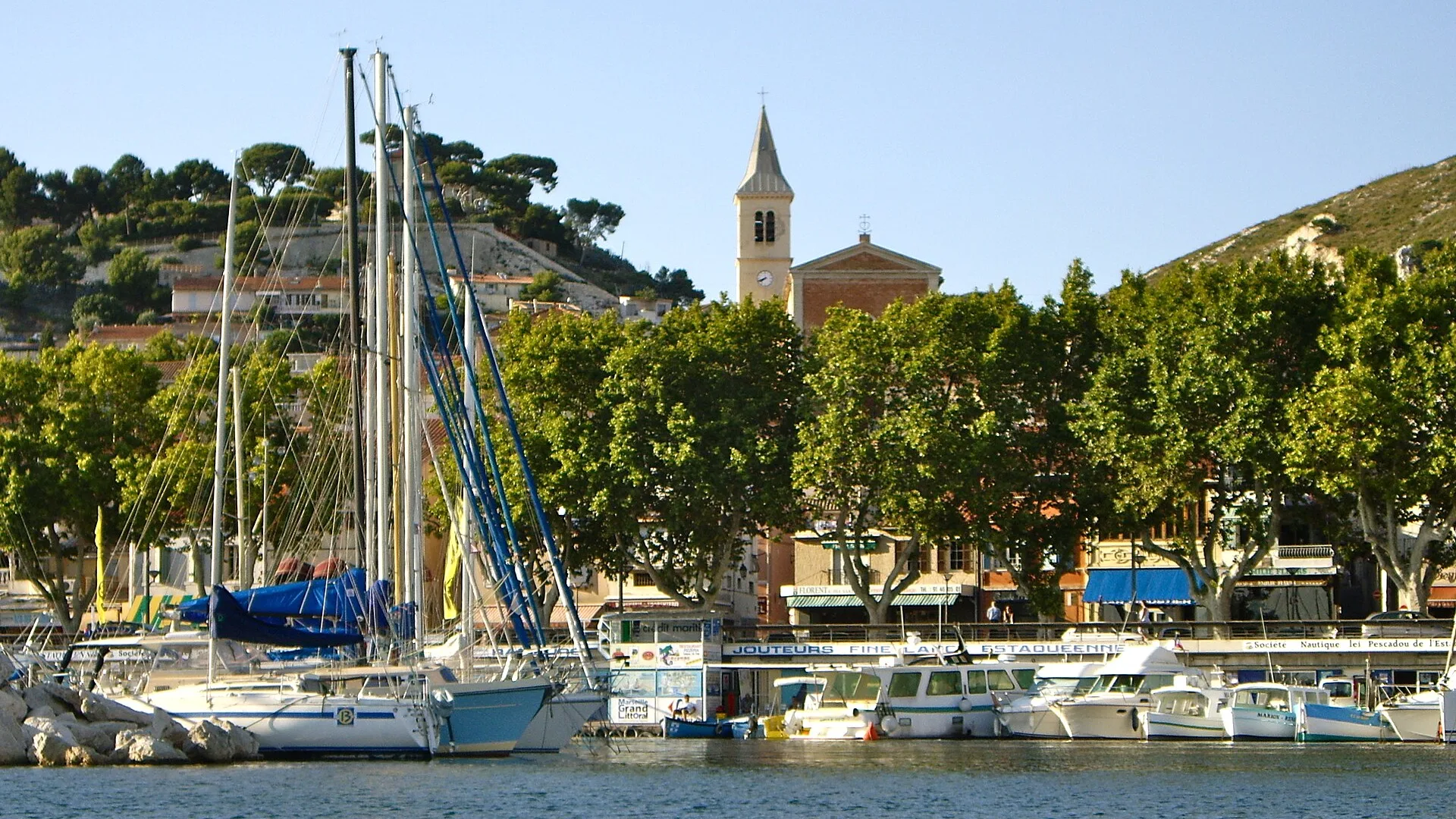 Le port de L'Estaque et son clocher, quartier nord de Marseille