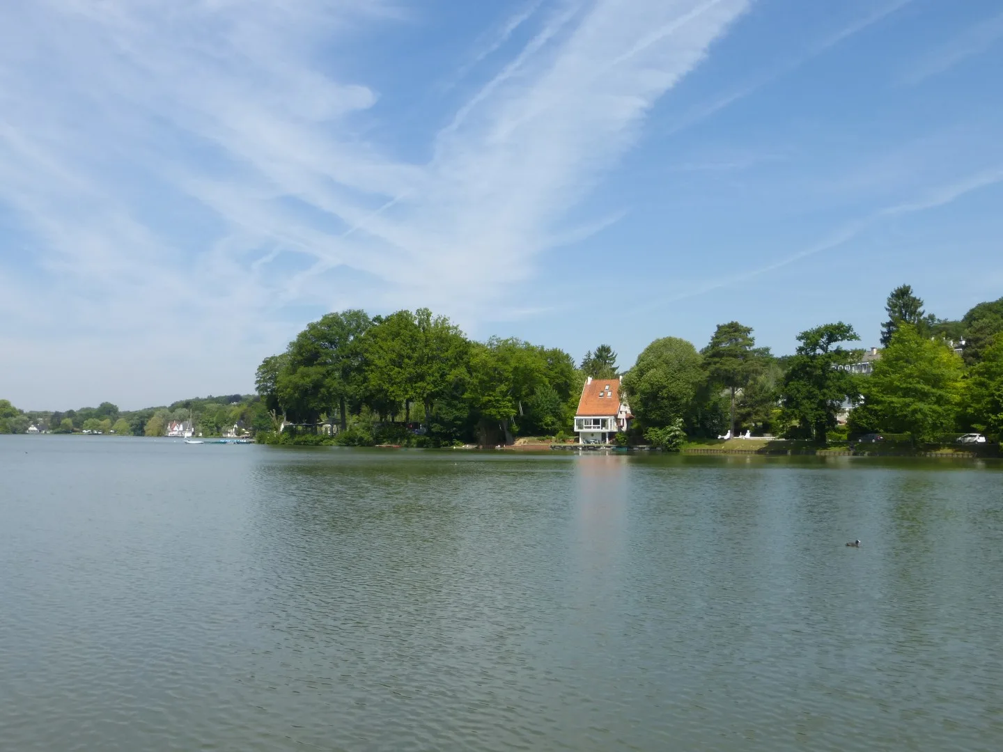 Le lac de Genval au calme, villa au bord de l'eau et rives boisées