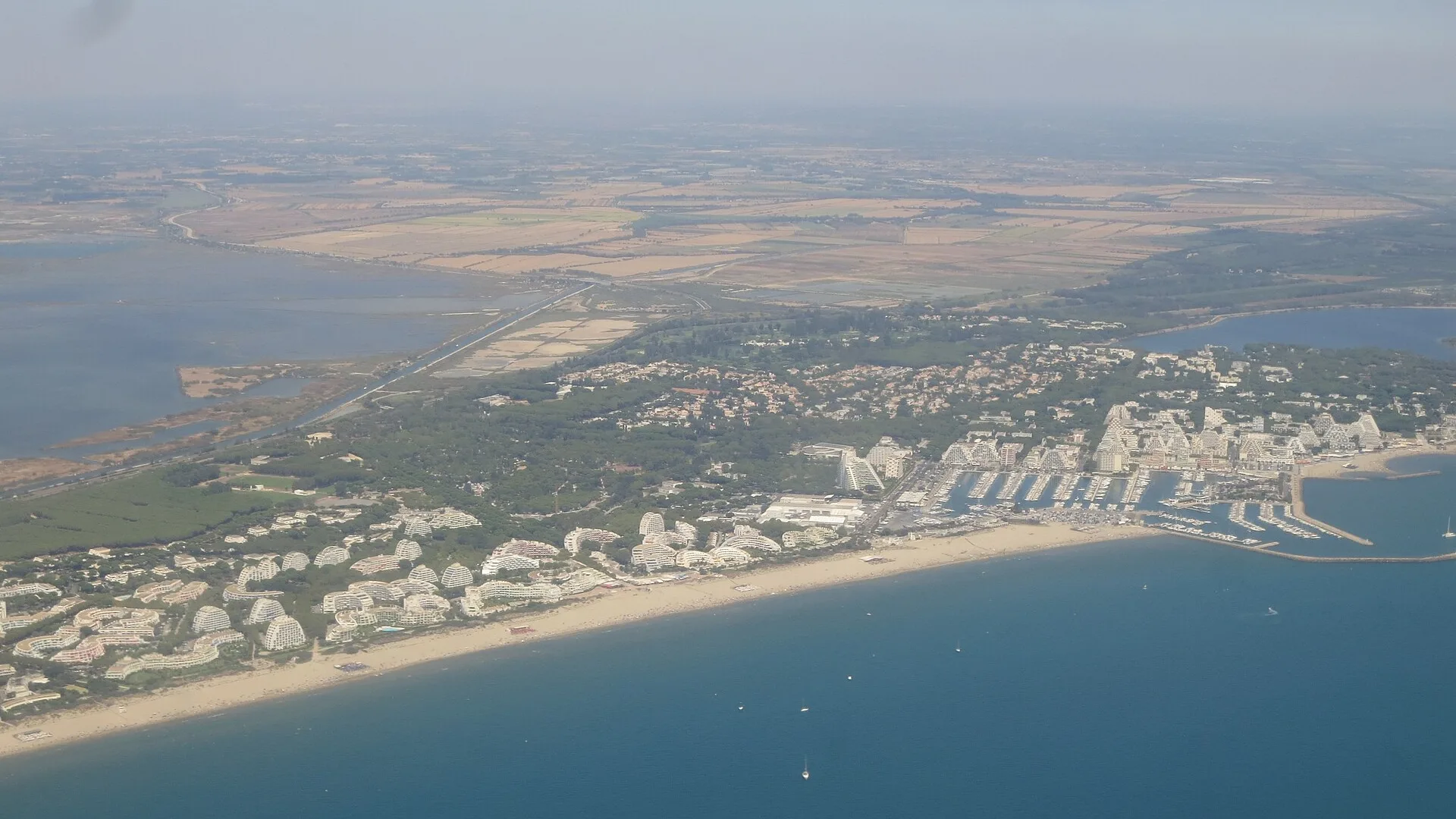 Vista aérea de La Grande Motte, sus edificios piramidales, la playa y el puerto