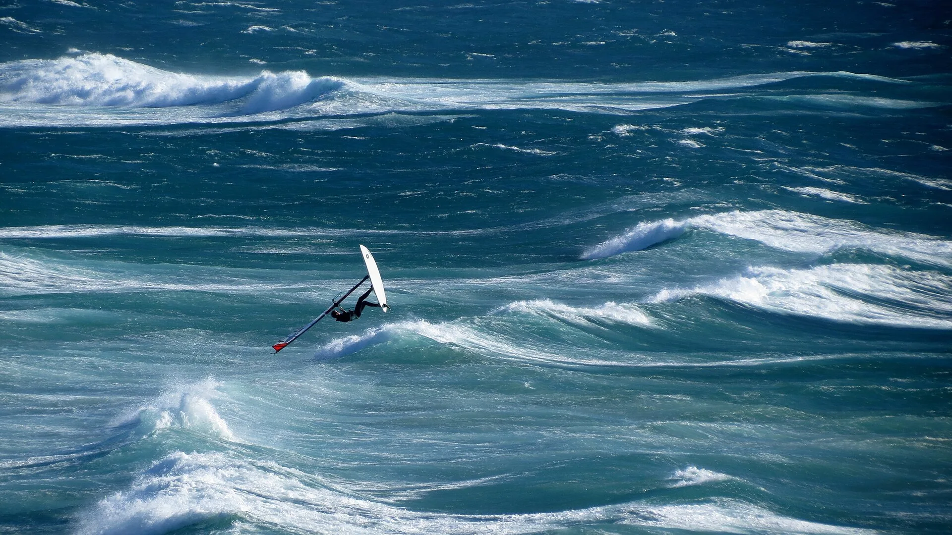 Windsurfeur dans les vagues de Praia do Guincho, près de Cascais
