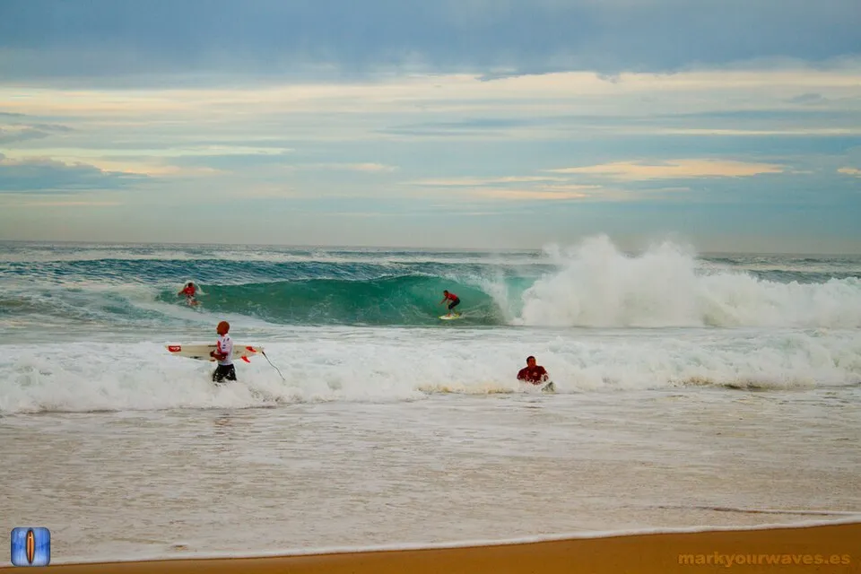 Surfeurs sur une vague creuse et dans le shorebreak à La Gravière, à Hossegor