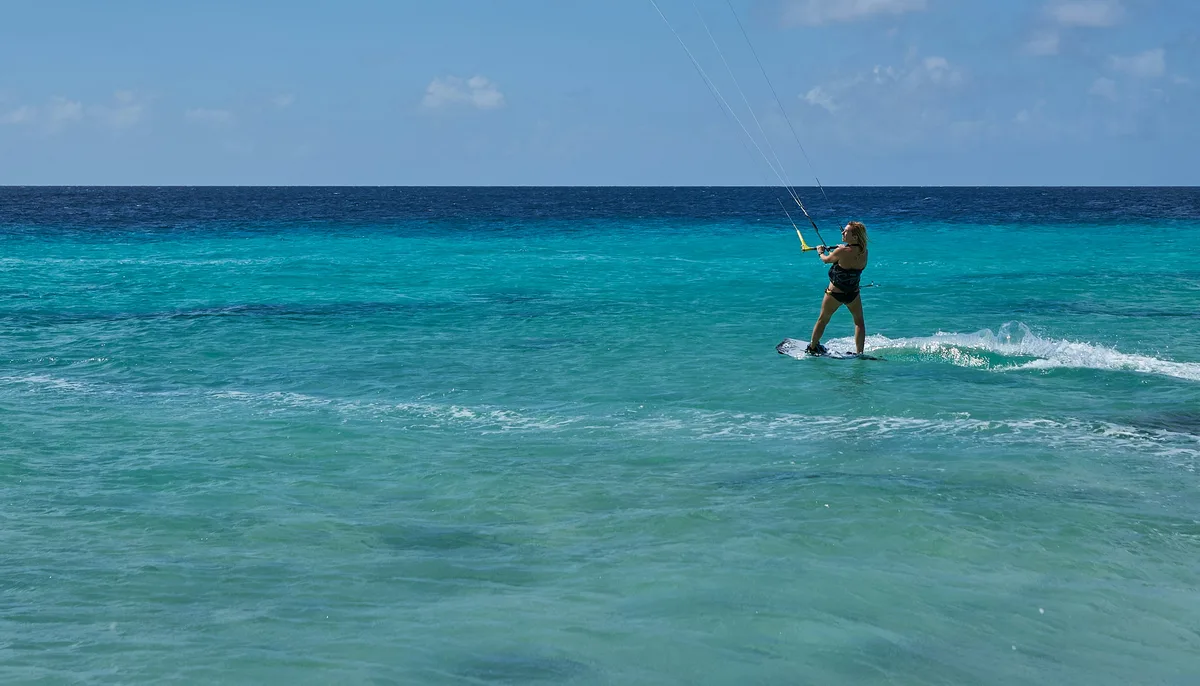 Kitesurfeur et wing foilers naviguant dans les eaux turquoise des Baléares