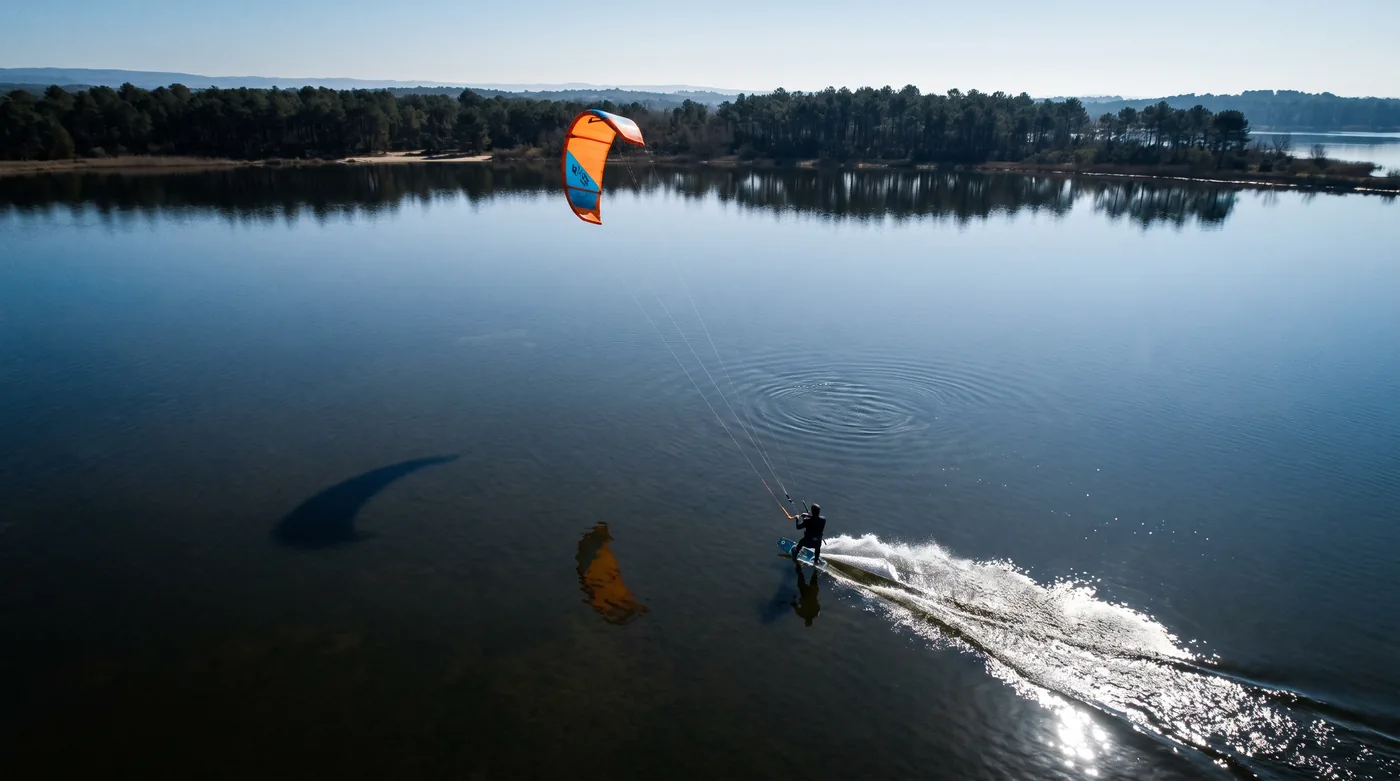 Illustration : kitesurfeur sur un plan d'eau intérieur plat