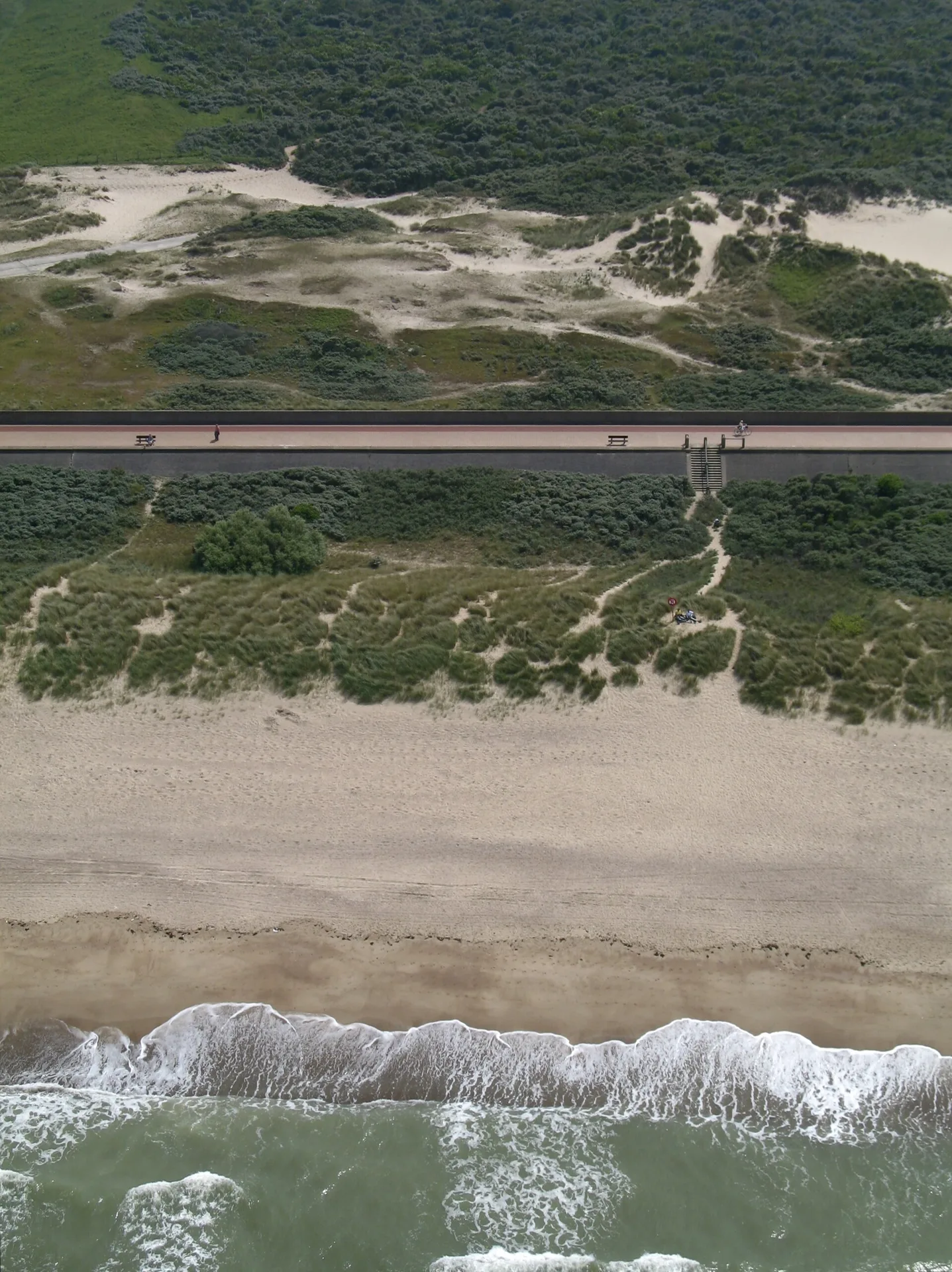Vue aérienne des dunes et de la digue de Knokke-Heist, près de la réserve du Zwin