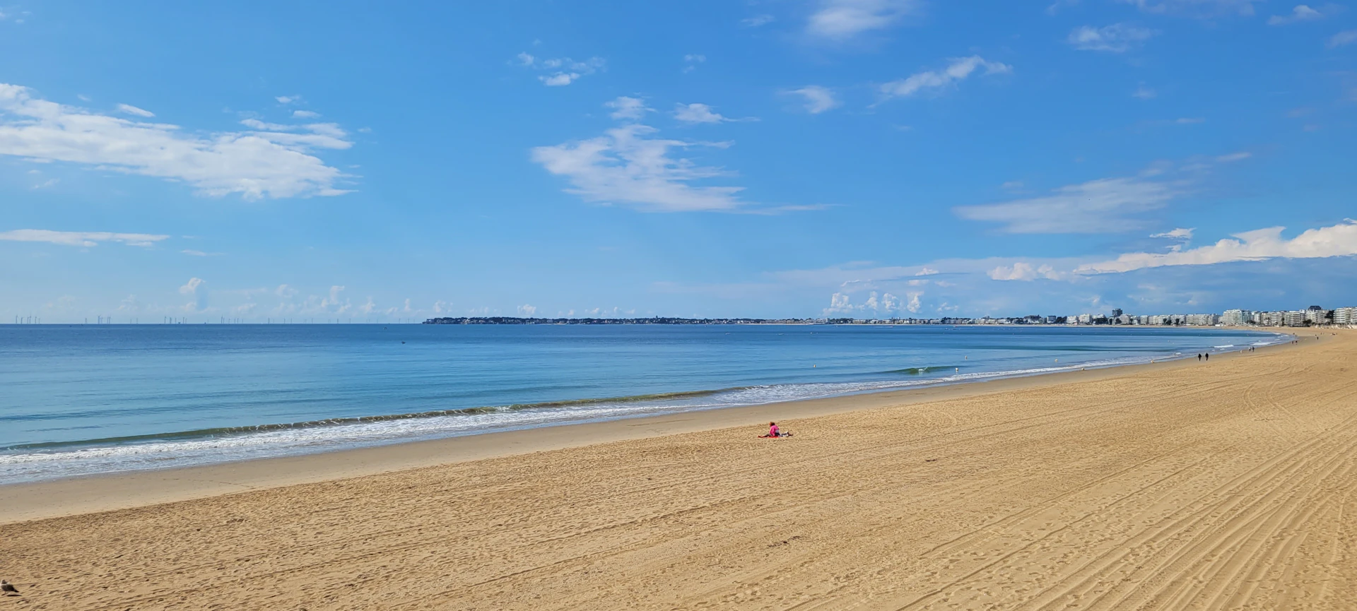 La grande plage de La Baule et sa baie, vue vers Pornichet, en Loire-Atlantique
