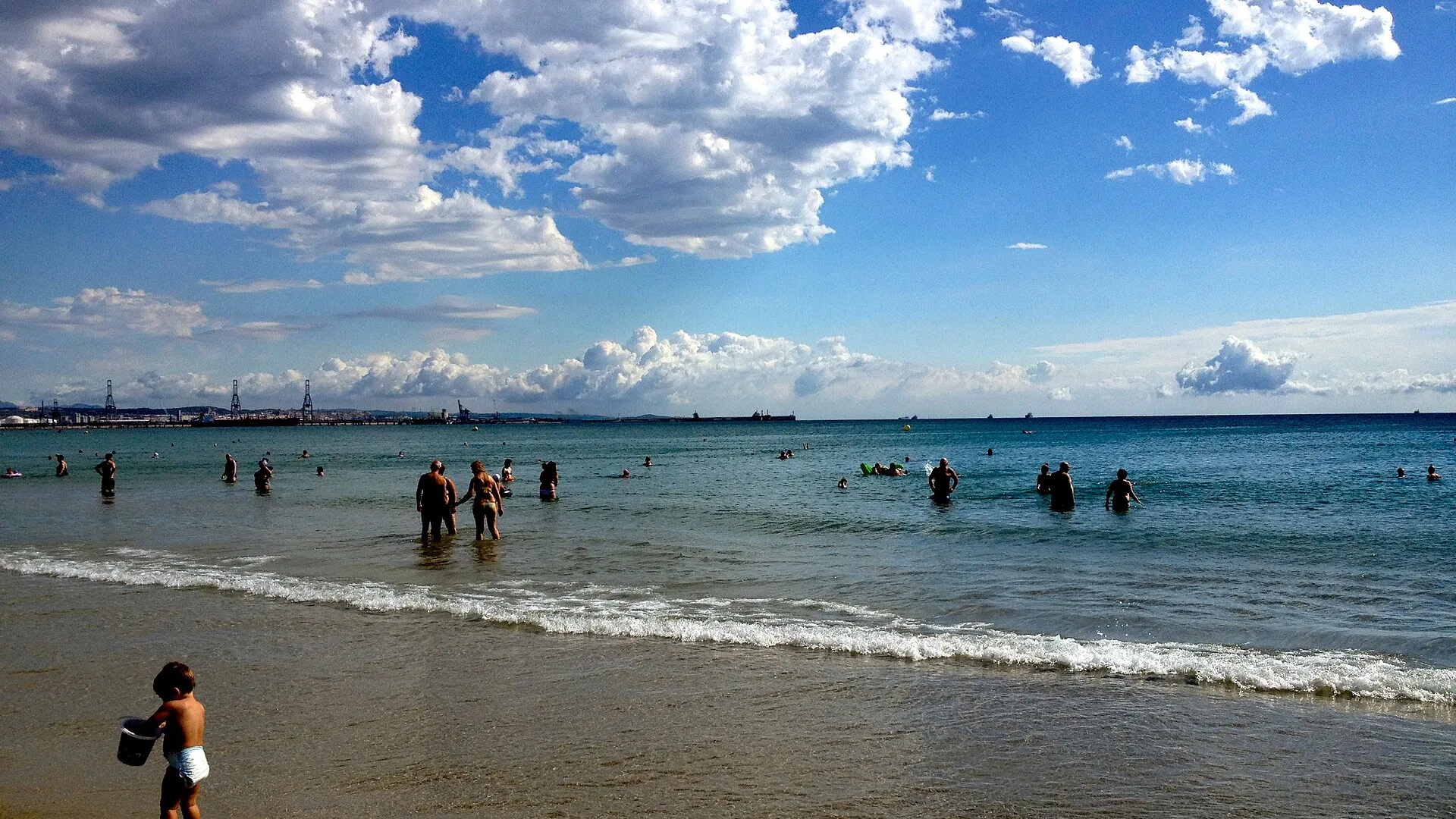 Playa de La Pineda, con el puerto de Tarragona al fondo, Costa Daurada