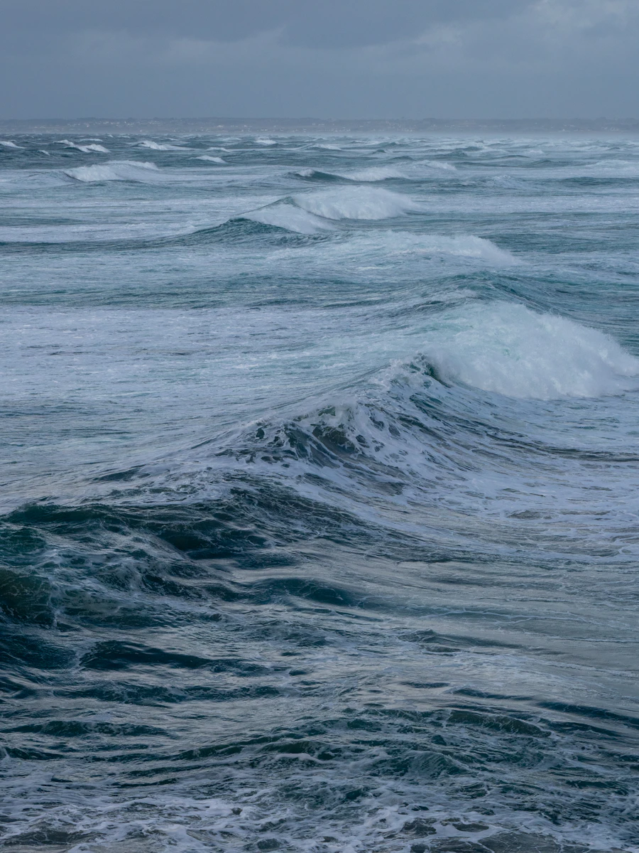 Houle atlantique puissante sur la côte du Finistère, près de La Torche