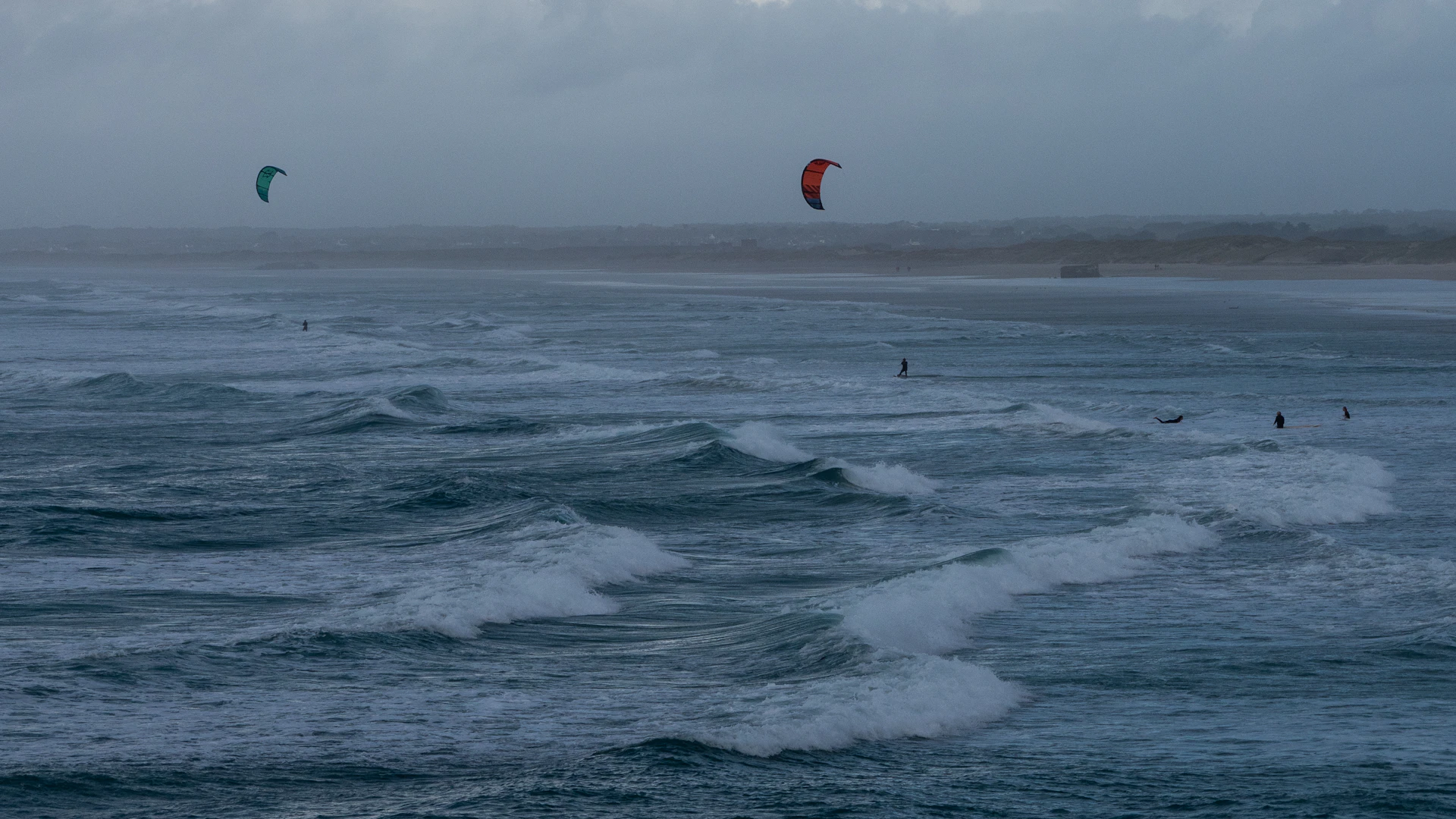 Kitesurfeurs dans le vent et la houle à la Pointe de la Torche, Finistère