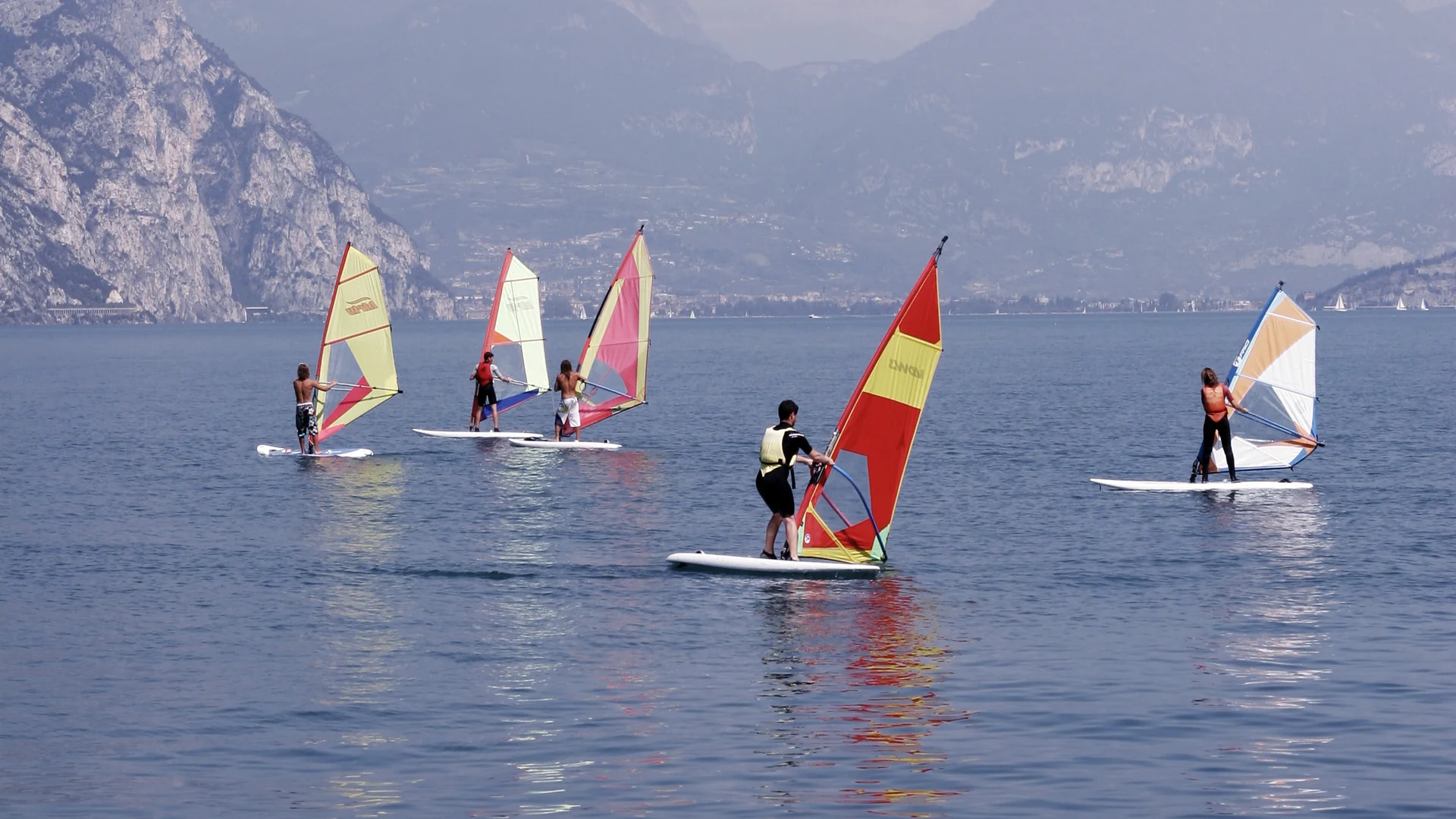 Planche à voile sur le lac de Garde, en Italie