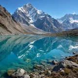 Paddle sur un lac de montagne dans les Alpes