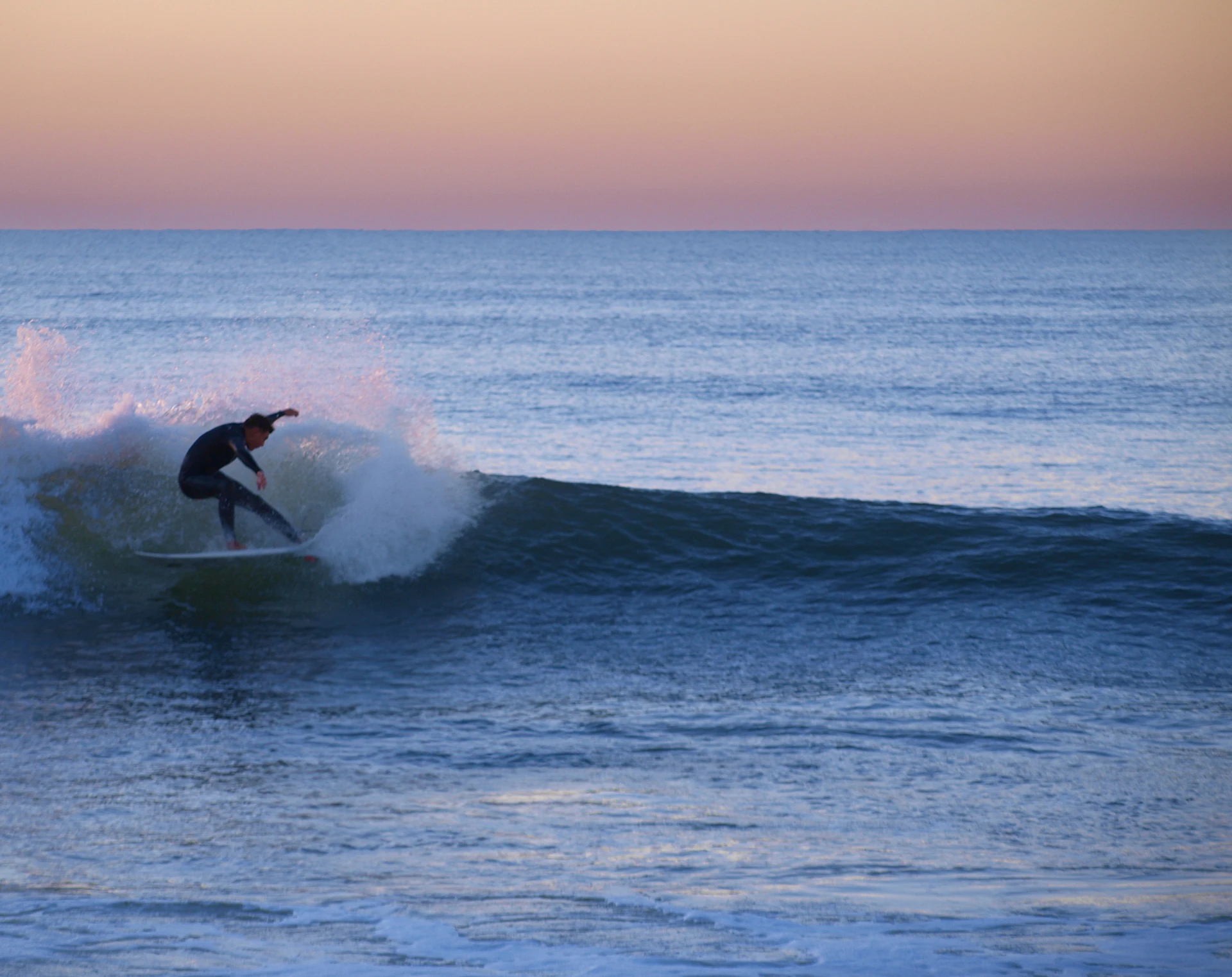 Surfeur au lever du soleil à Lacanau Océan, Gironde