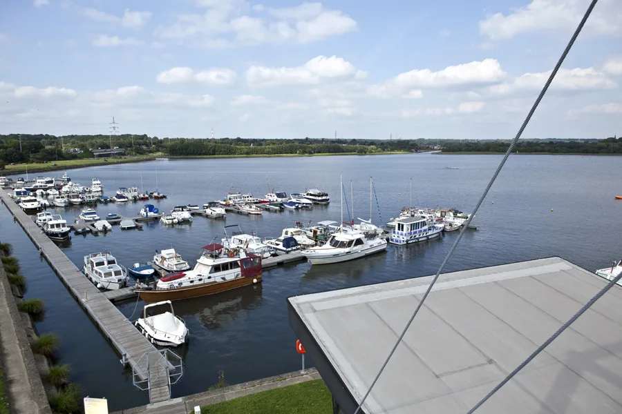 Le port de plaisance du Grand Large de Mons, avec ses nombreux bateaux amarrés