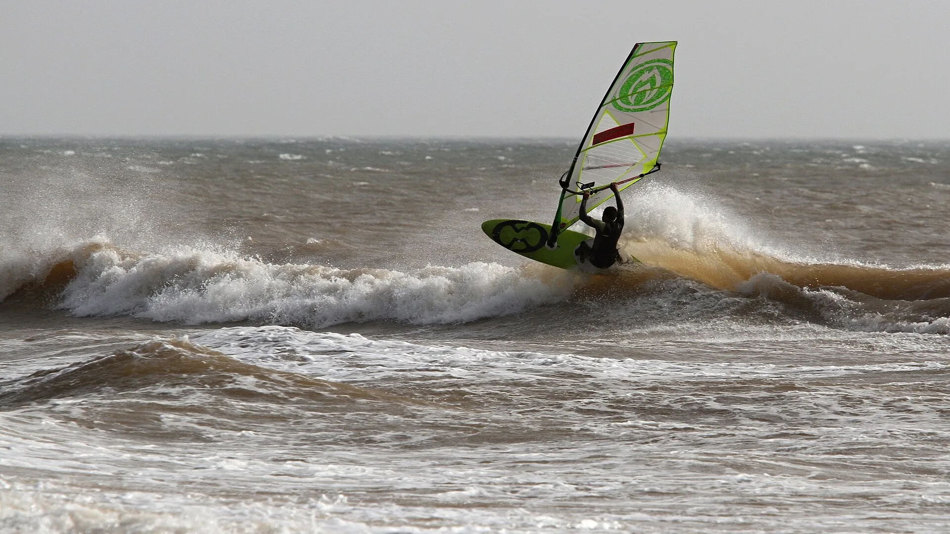Windsurfeur sur une vague à Moulay Bouzerktoun, près d'Essaouira