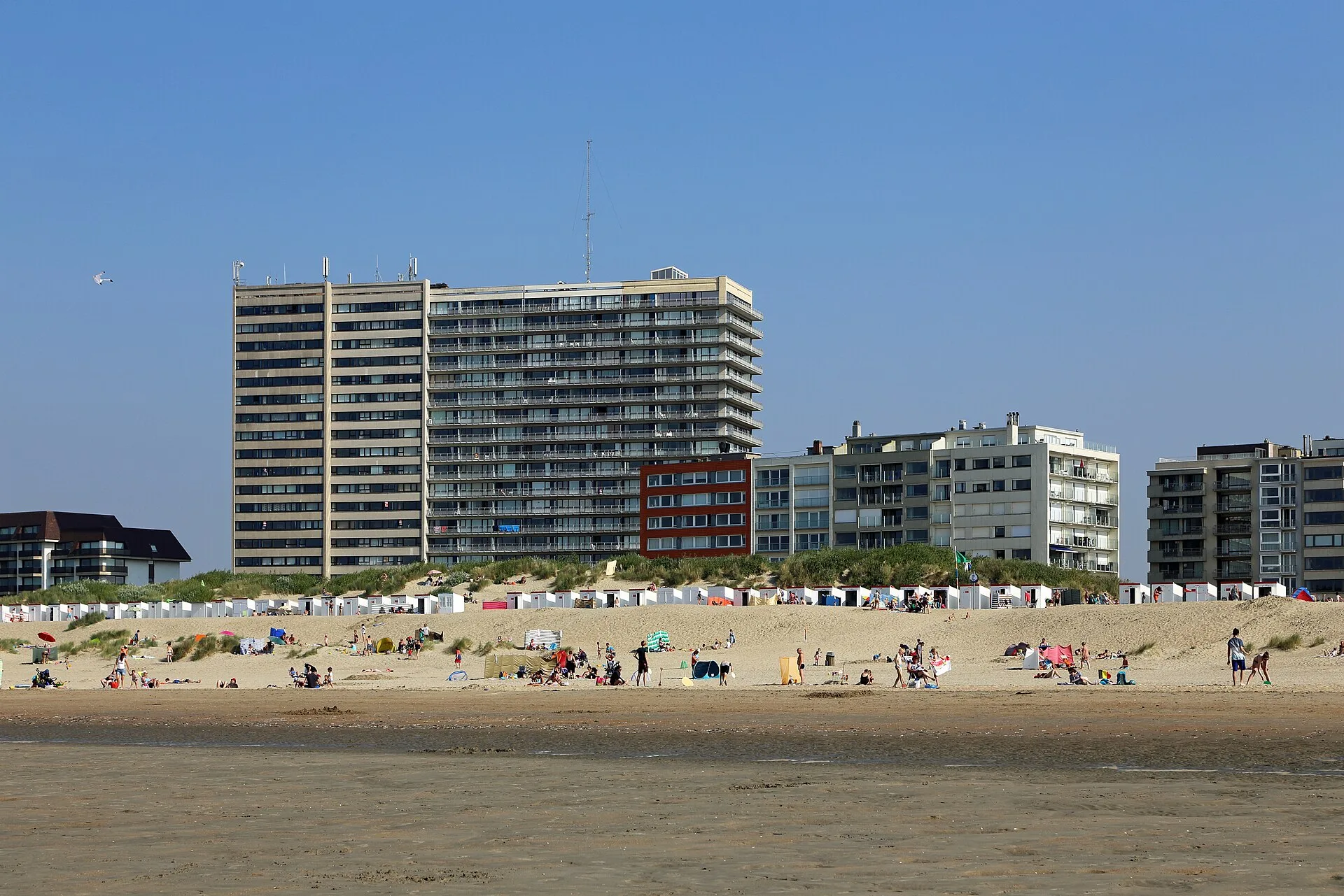 La plage d'Oostduinkerke, cabines de plage et immeubles du front de mer