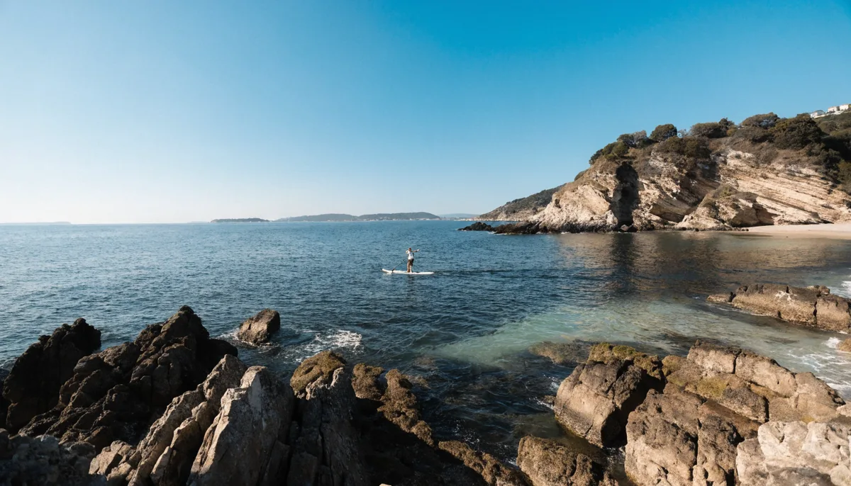 Paddle surf en un lago tranquilo al amanecer