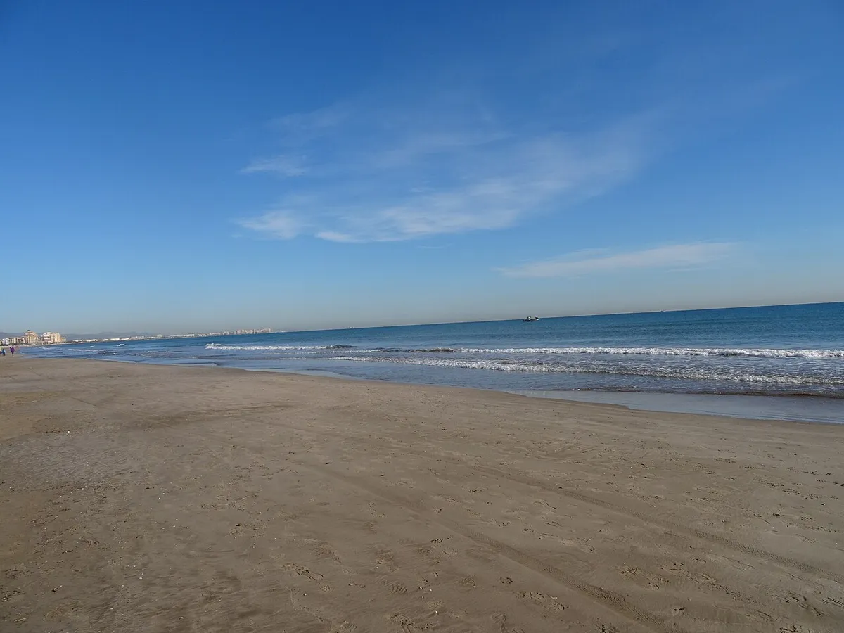 Orilla de arena y mar tranquilo en la playa de La Patacona, mirando hacia el norte