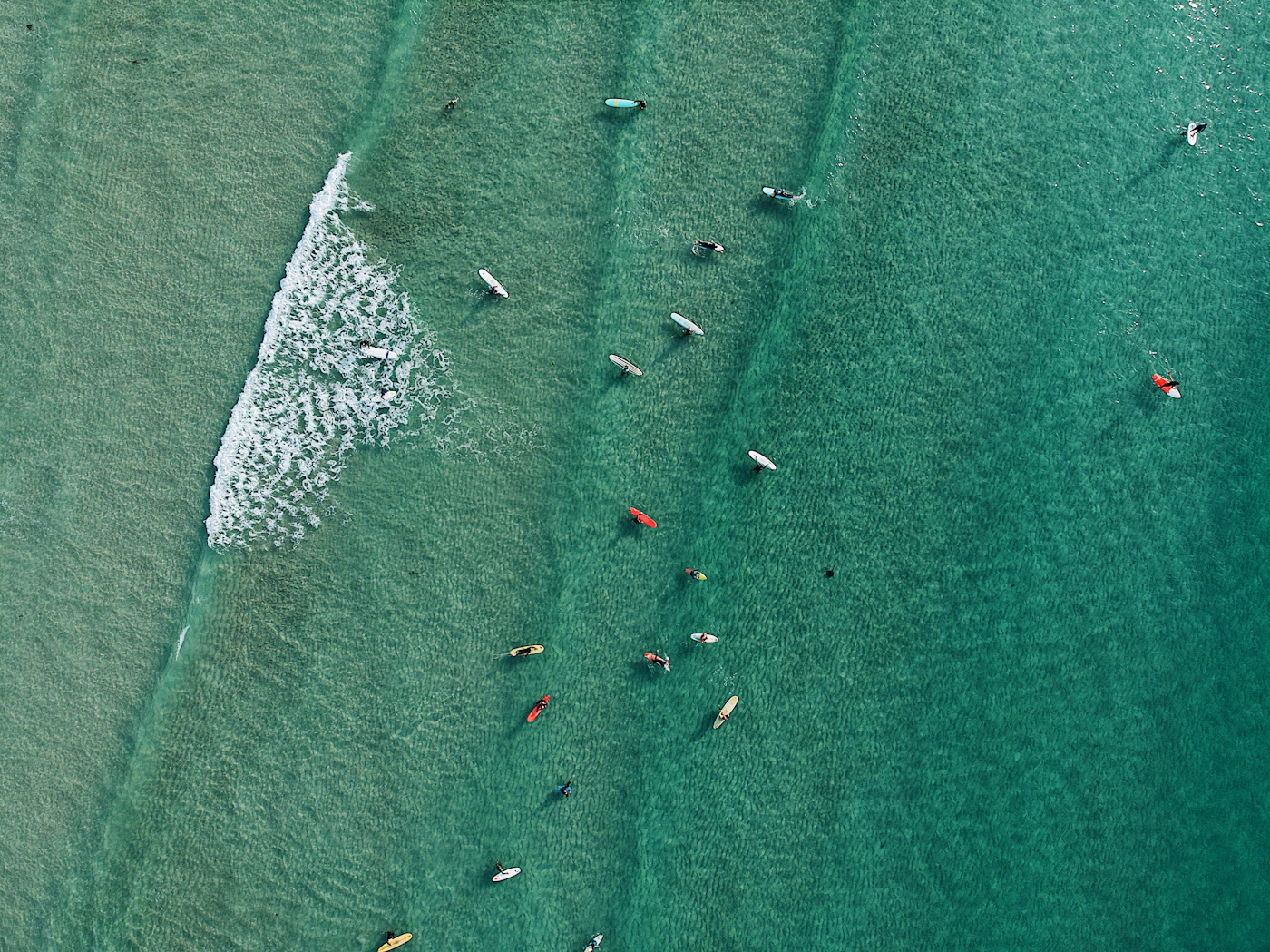 Vue aérienne de surfeurs à Landunvez, nord Finistère