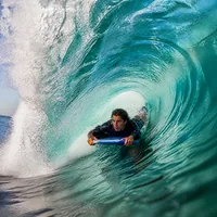 Bodyboardeur dans un tube
