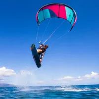Kitesurfeur tracté par son aile