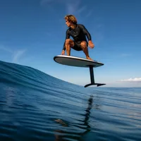 Rider en surf foil au-dessus de l'eau