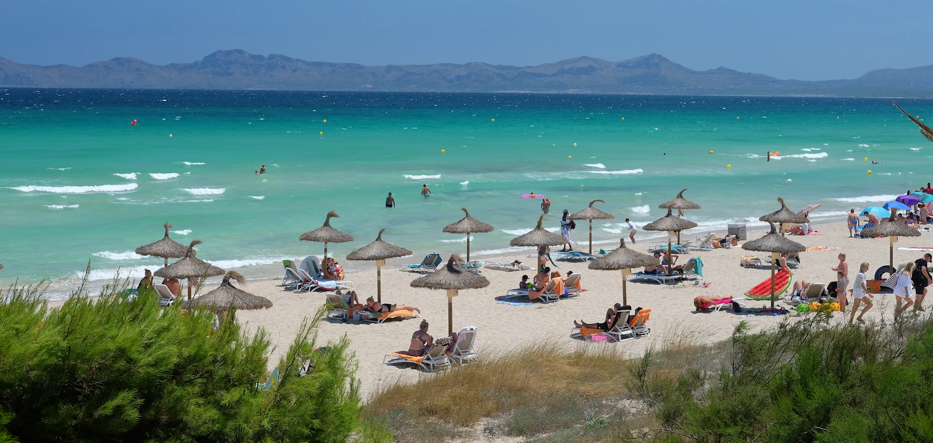 Bahía de Alcúdia con la Playa de Muro y aguas turquesas, en el norte de Mallorca