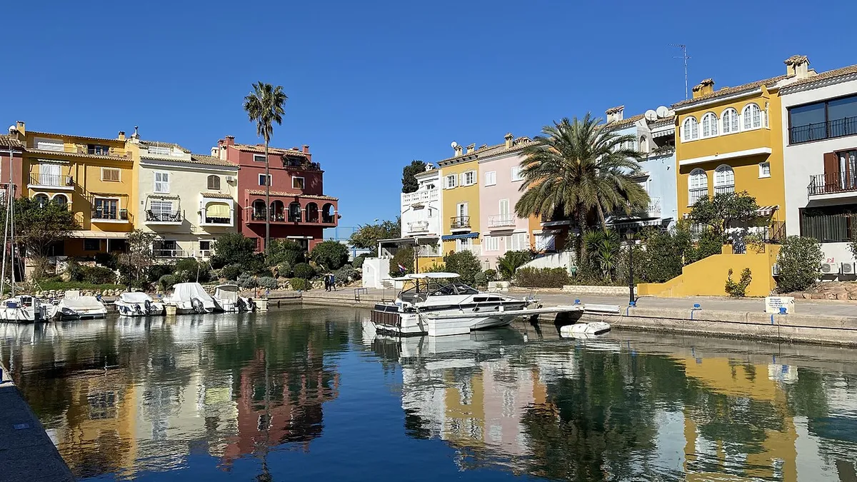 Casas de colores junto a un canal con barcos amarrados en Port Saplaya, Alboraya