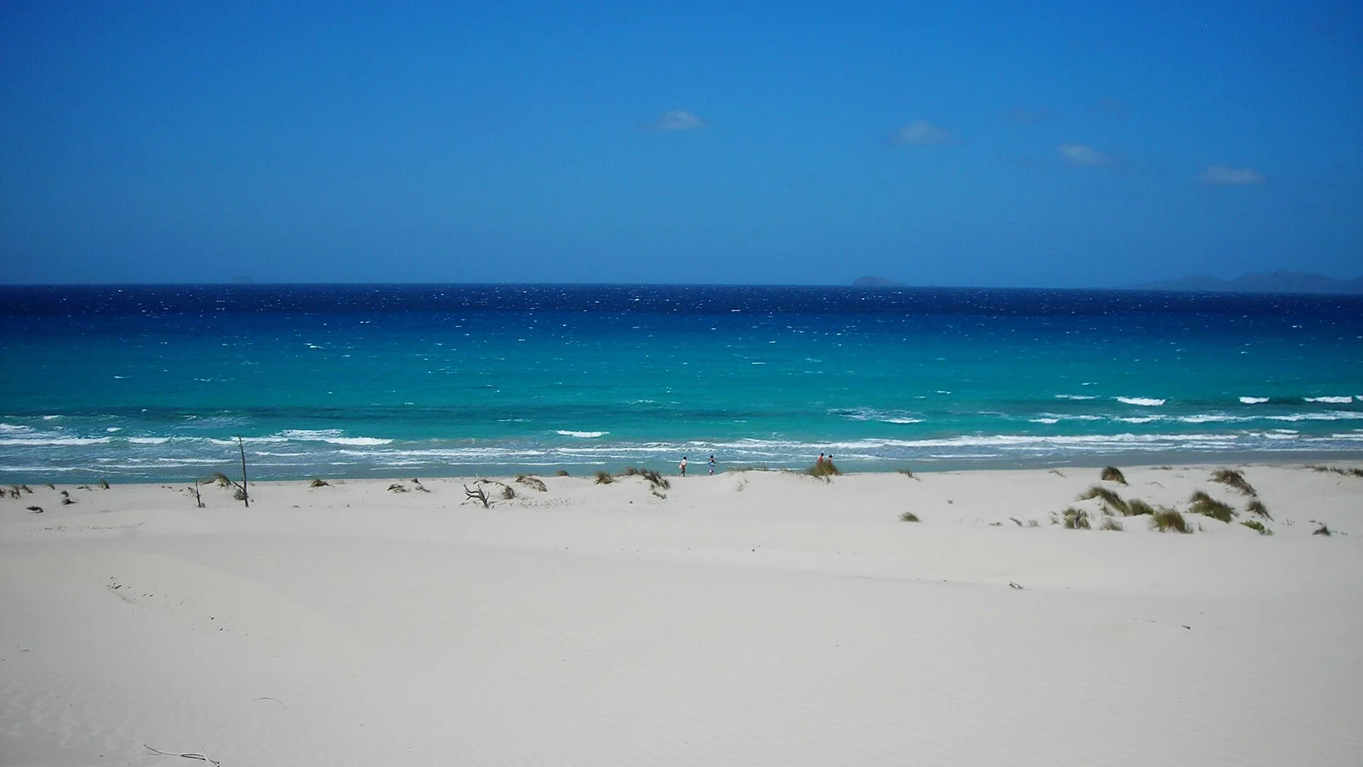 Les dunes blanches et l'eau turquoise de Porto Pino, dans le sud de la Sardaigne