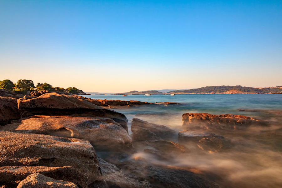 Costa rocosa y aguas tranquilas de la Ría de Aldán, en Galicia