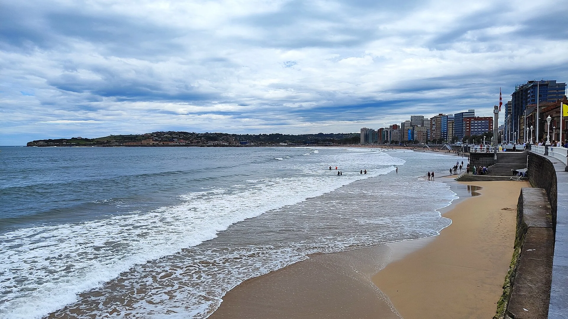 Playa de San Lorenzo, con el skyline de Gijón y el Cerro de Santa Catalina al fondo