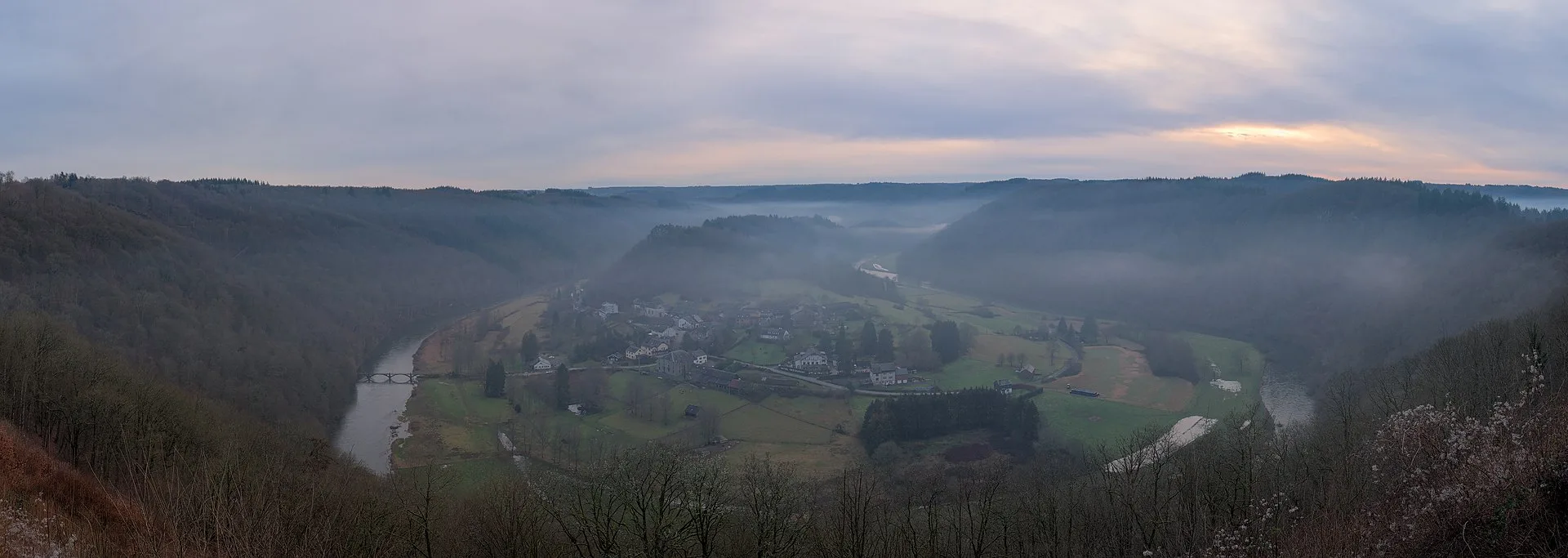 Le méandre de la Semois et le village de Frahan, vus depuis les hauteurs