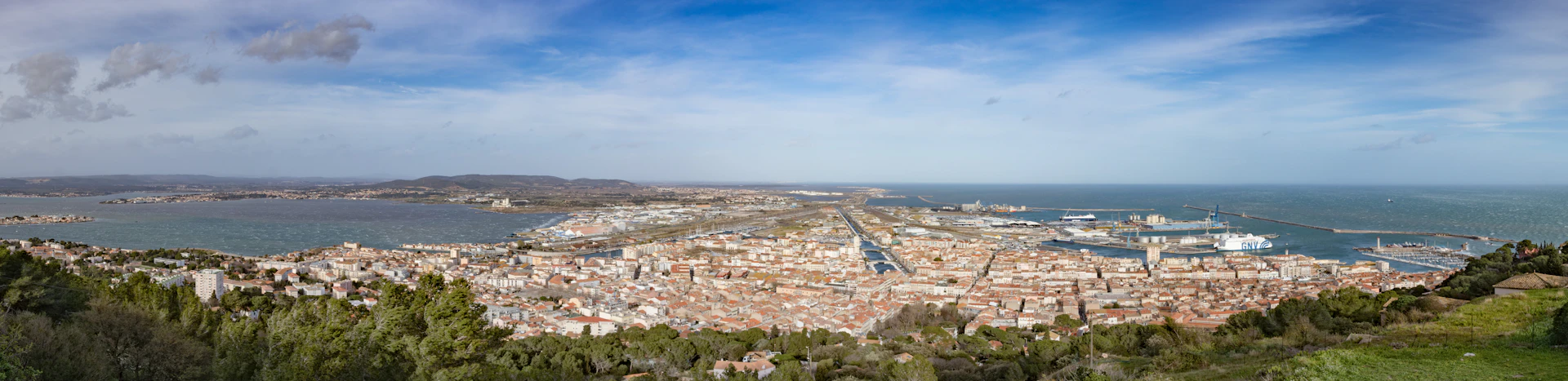 Vue panoramique de Sète depuis le Mont Saint-Clair, avec la ville et l'Étang de Thau