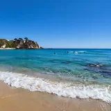 Soleil et ciel bleu sur une plage de surf