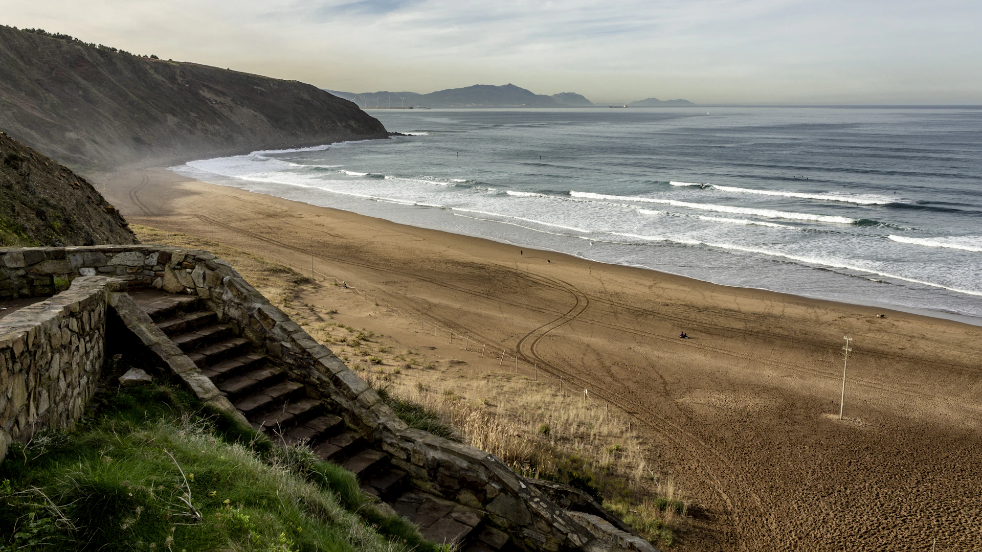 Playa de Sopelana al pie de los acantilados de Bizkaia, País Vasco