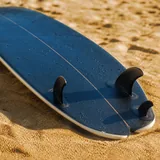 Tabla de surf sobre la arena