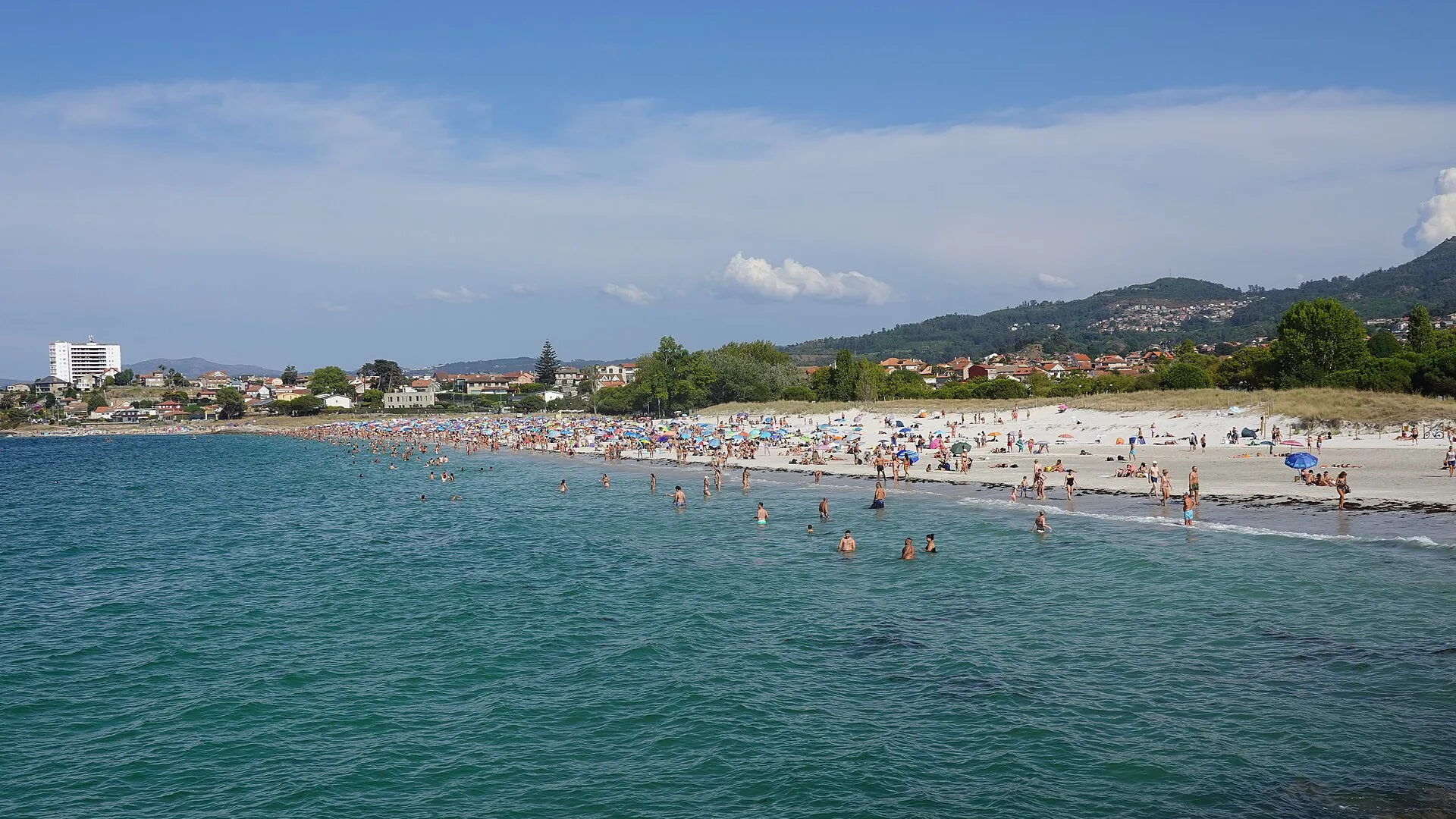 Praia do Vao, en Vigo, con la ría de Vigo al fondo