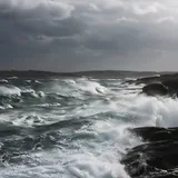 Vent offshore et brise marine sur la côte