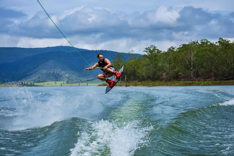 Rider tijdens een sprong bij het kabelwakeboarden